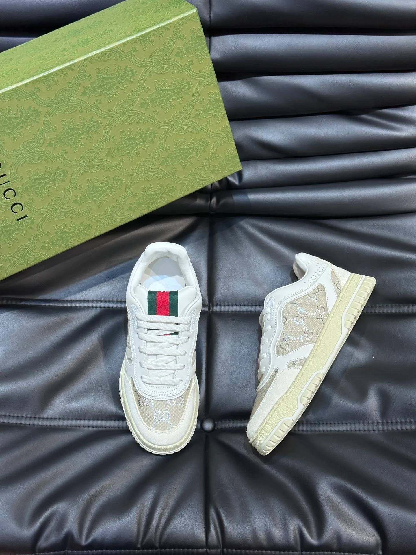 Men's shoes 💰p480 "GUCC*" Re series 👫 Couple style webbed leather sneakers, as the first sneakers created by Sabato De Sarno for Gucci, the Re-Web series reinterprets the brand's classic stripes, with bold and unique details to set off a modern silhouette design. This shoe is crafted from iconic classic GG canvas and white leather. This new sneaker is ingeniously decorated with many of the brand's classic details, and is equipped with a bright red and green webbing tongue, which will make people fall in love at first sight. Women’s size 35-39. Men’s size 38-44